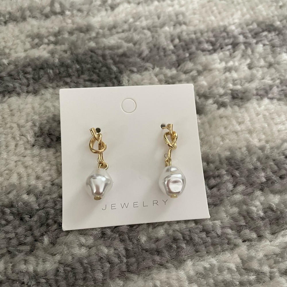 Gold Drop Pearl Dangle Earrings - White Pearlescent